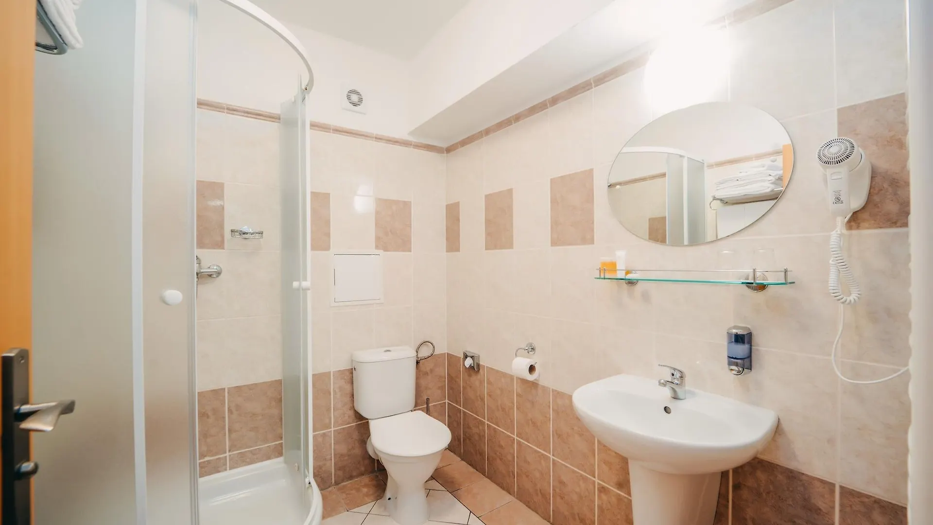 Colorfactory Spa Hotel - Czech Leading Hotels Praga 4*,